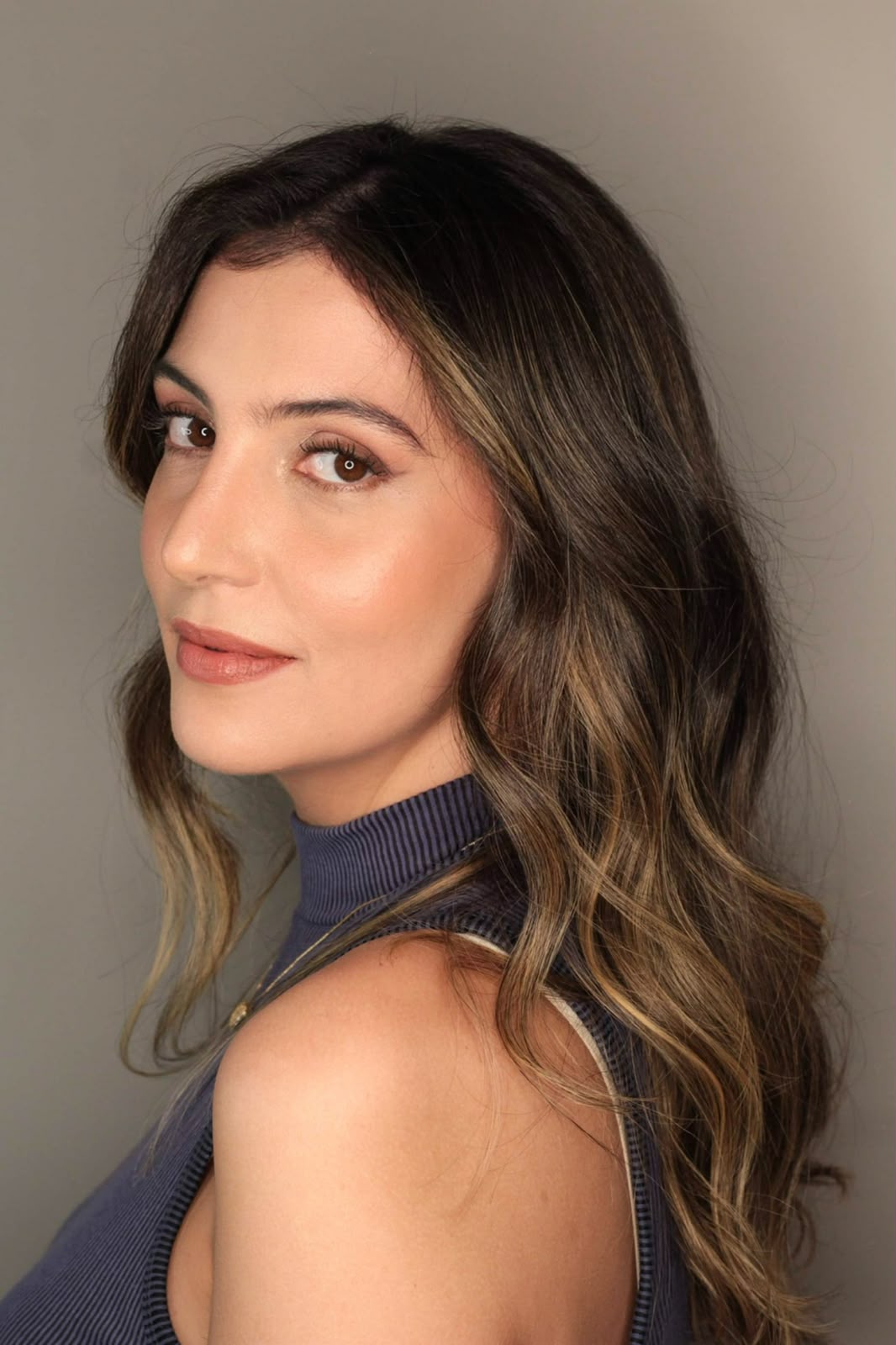 Corte com mechas iluminadas desenvolvido com visagismo