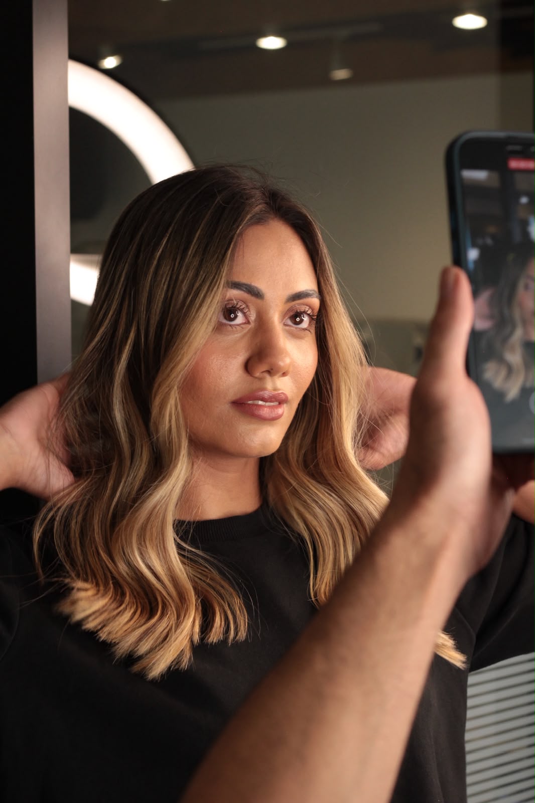 Coloração iluminada em cabelo médio com ondas
