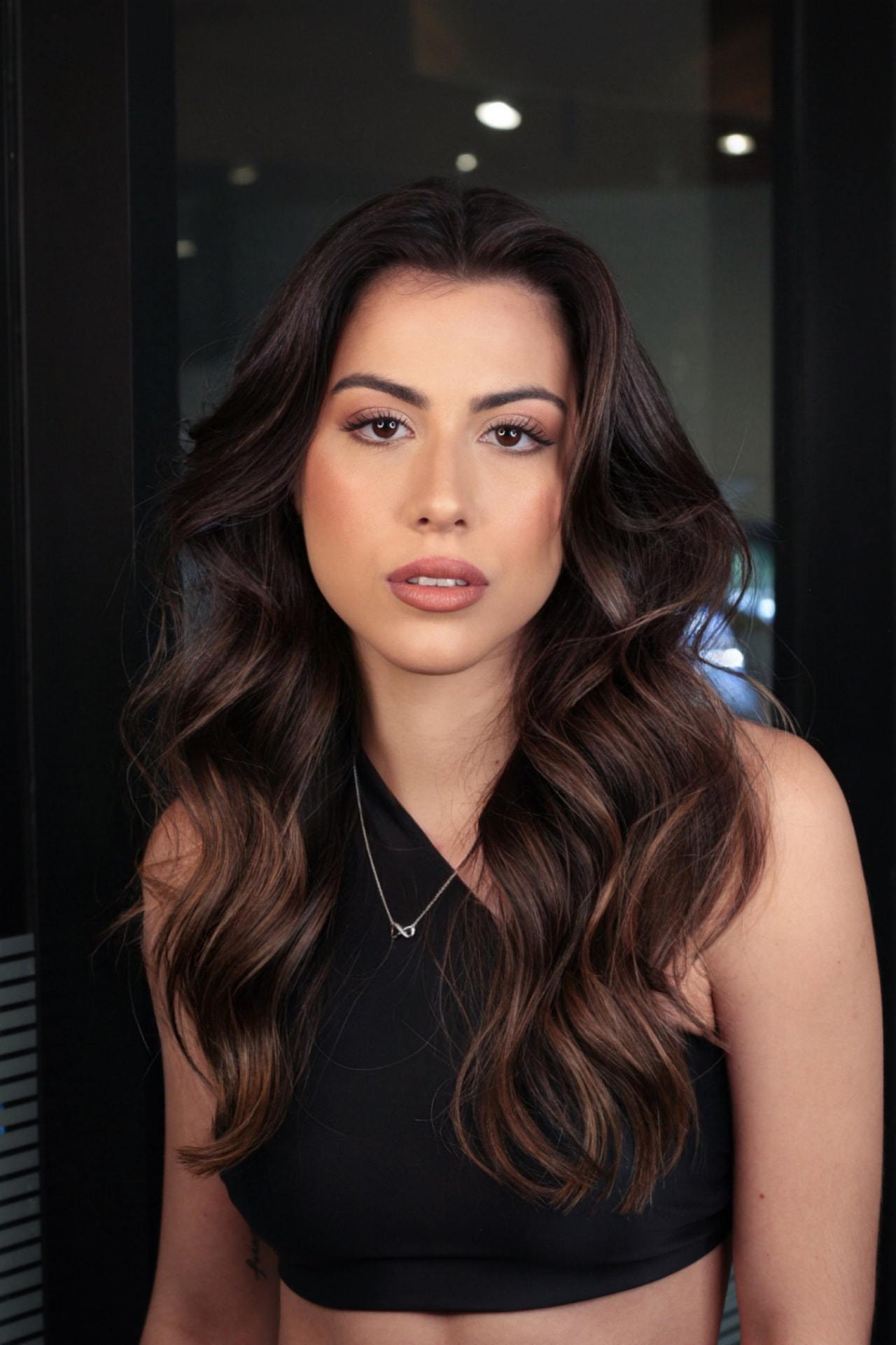 Cabelo castanho longo com ondas e brilho